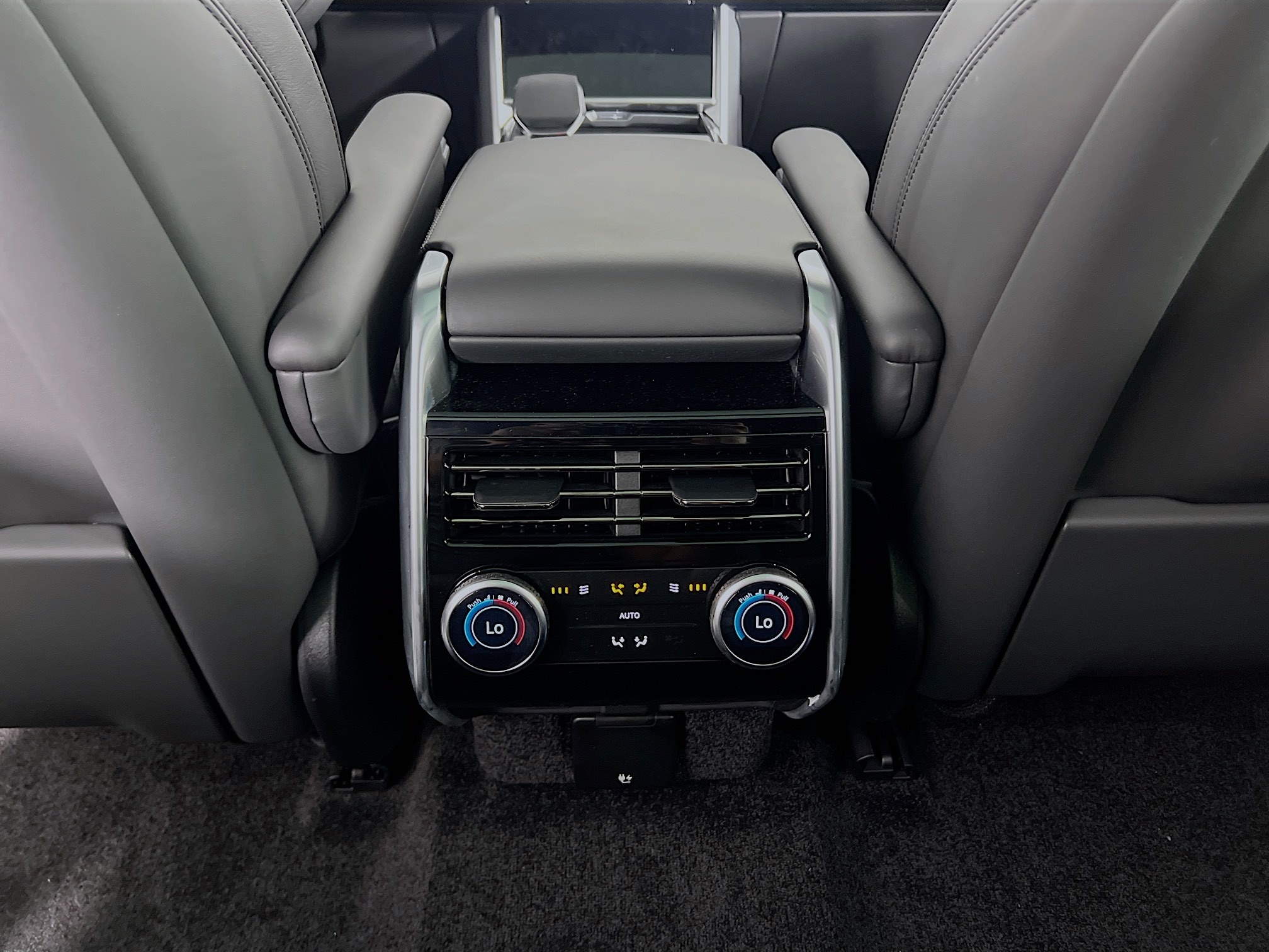 2025 Land Rover Range Rover SE photo 17