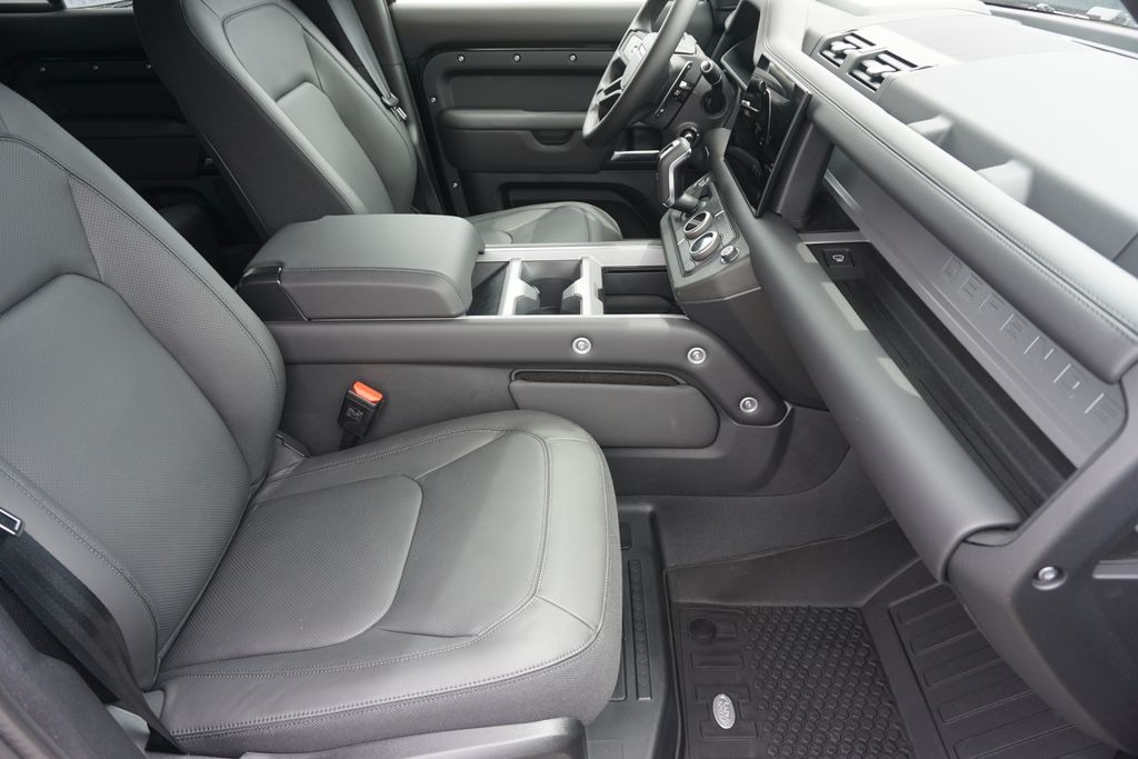 2025 Land Rover Defender 110 V8 photo 23
