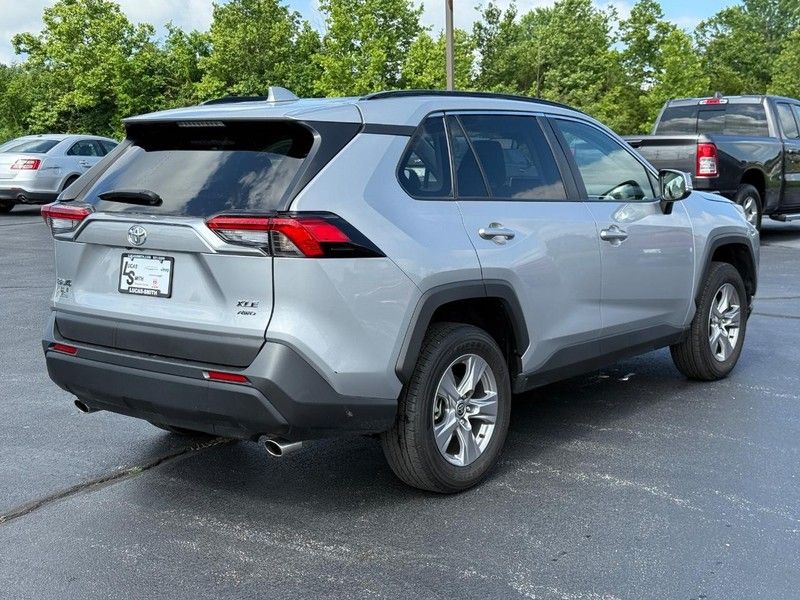 2023 Toyota RAV4 XLE photo 3