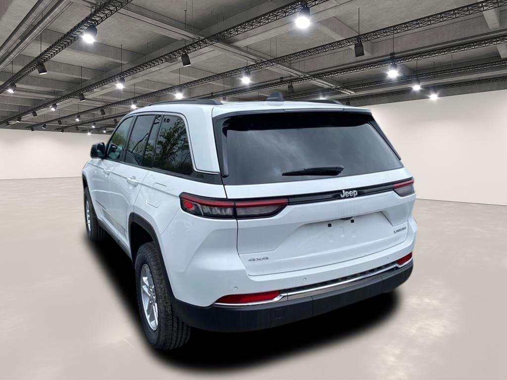 2025 Jeep Grand Cherokee Laredo photo 3