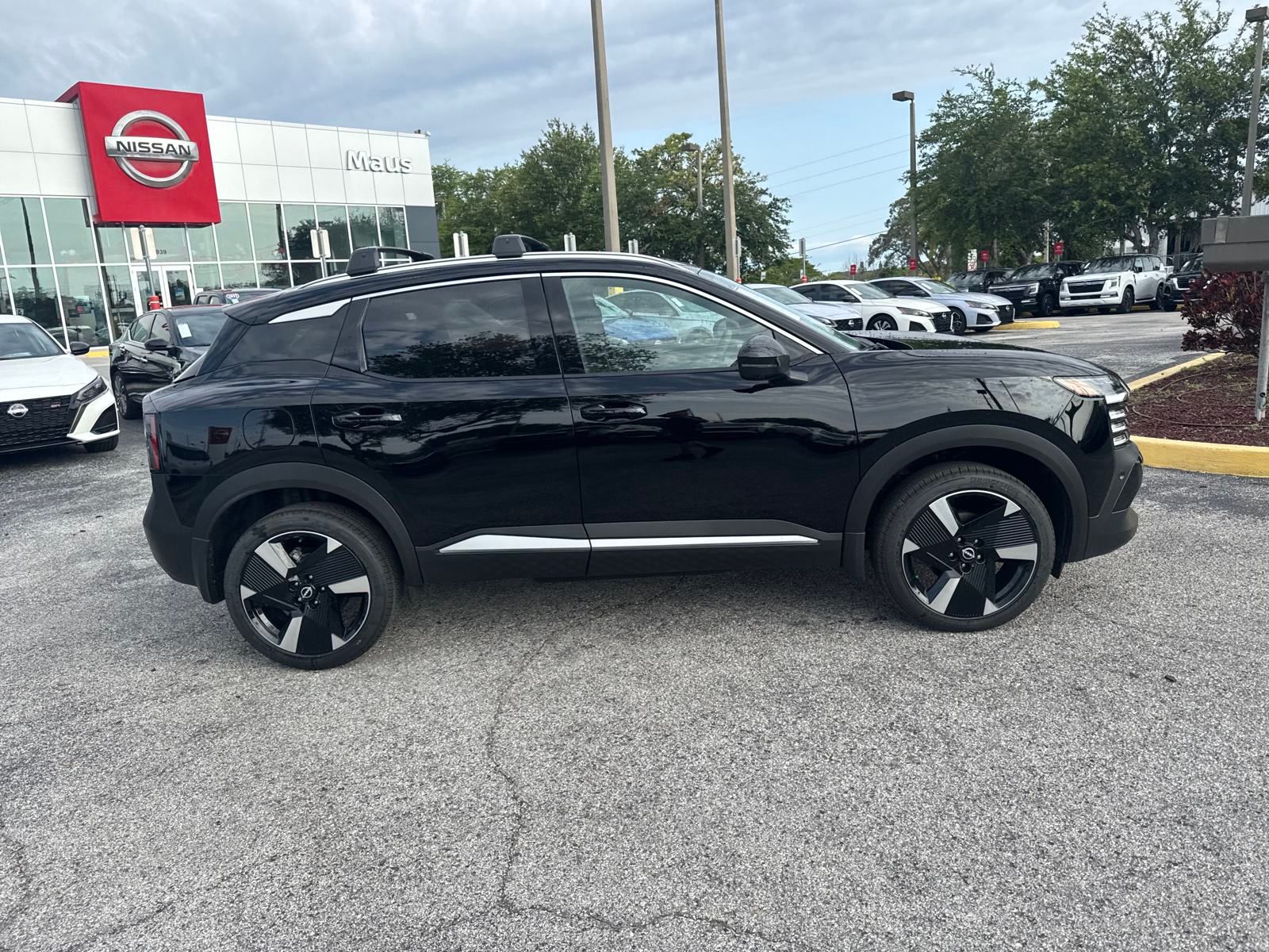 2025 Nissan Kicks SR photo 4