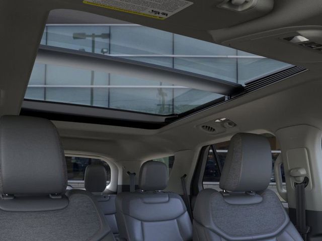 2025 Ford Explorer photo 21