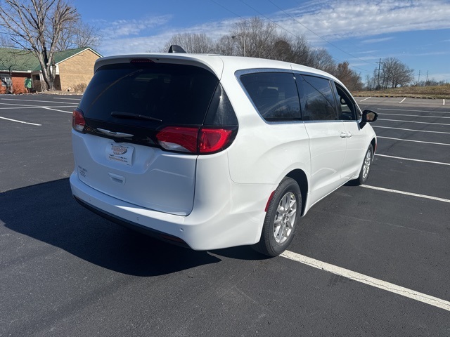 2025 Chrysler Voyager LX photo 6