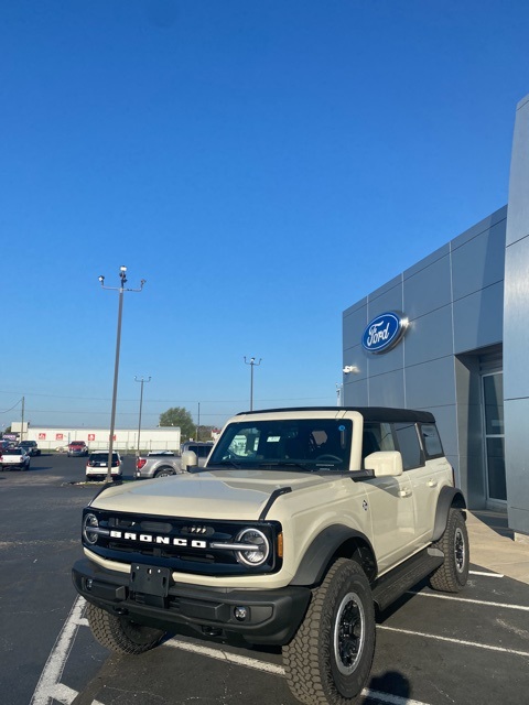 2025 Ford Bronco Outer Banks photo 3