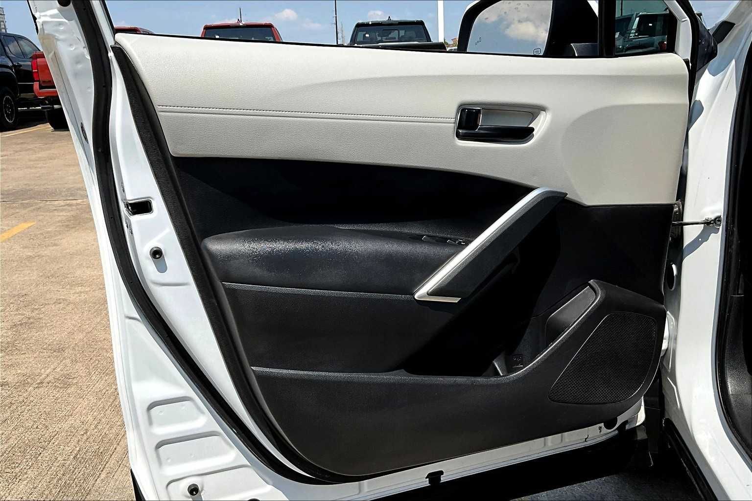 2023 Toyota Corolla Cross LE photo 20