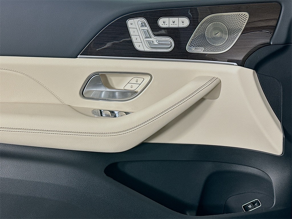 2026 Mercedes Benz GLS 450 4MATIC photo 13
