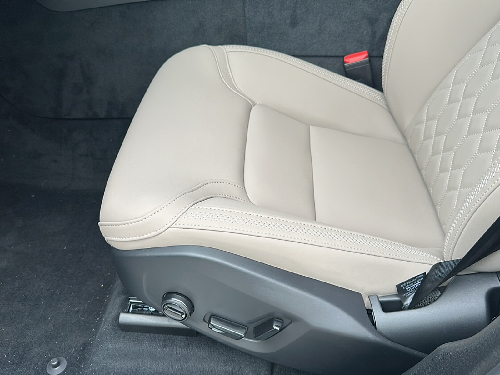 2026 Volvo XC60 T8 Plus photo 5
