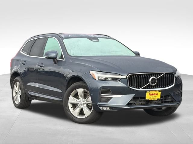 2022 Volvo XC60 Momentum's photo
