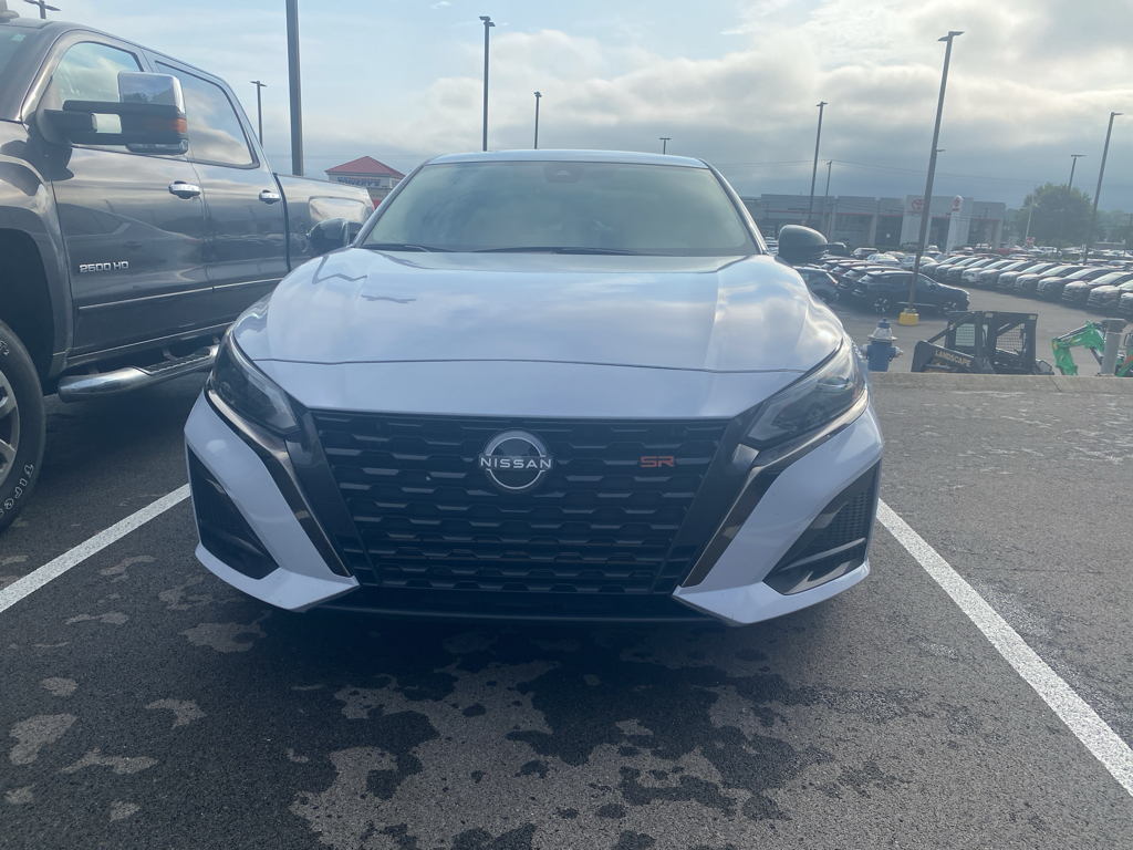 2023 Nissan Altima SR photo 2