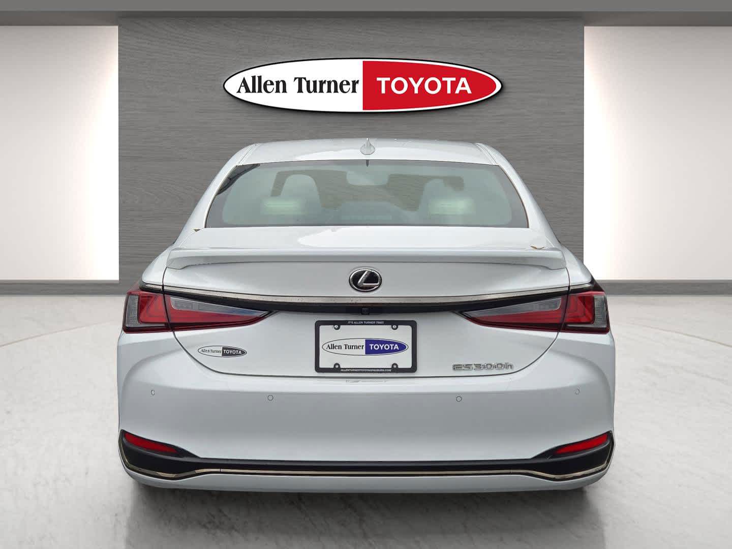 2024 Lexus ES F SPORT Handling photo 2
