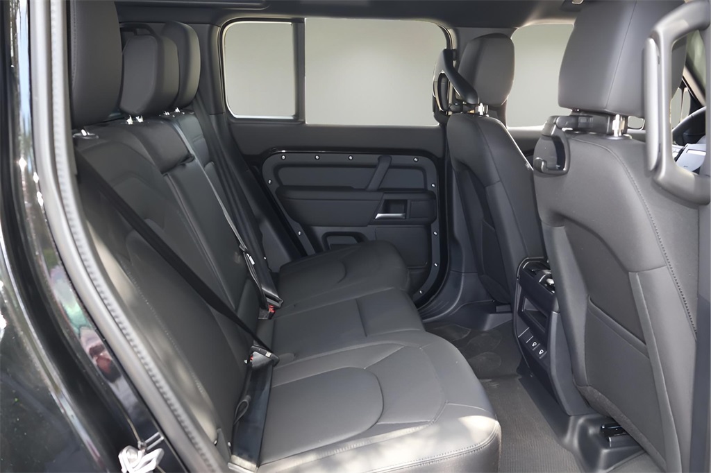 2025 Land Rover Defender 110 S photo 13