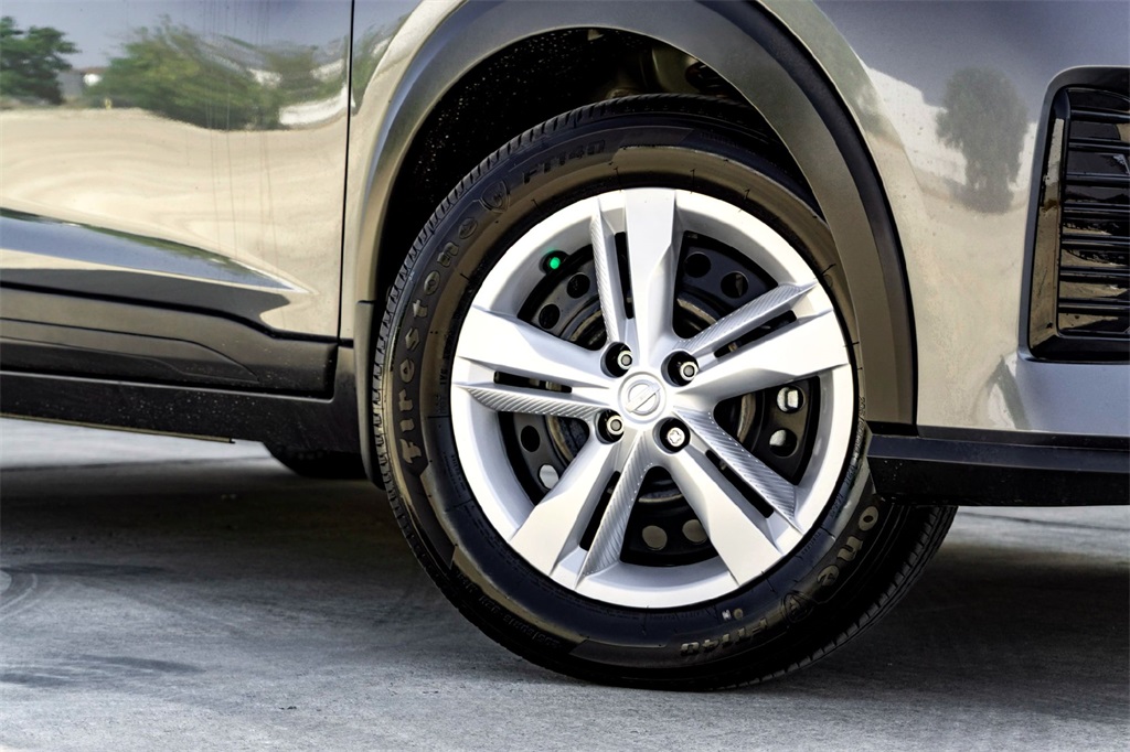 2025 Nissan Kicks Play S photo 2