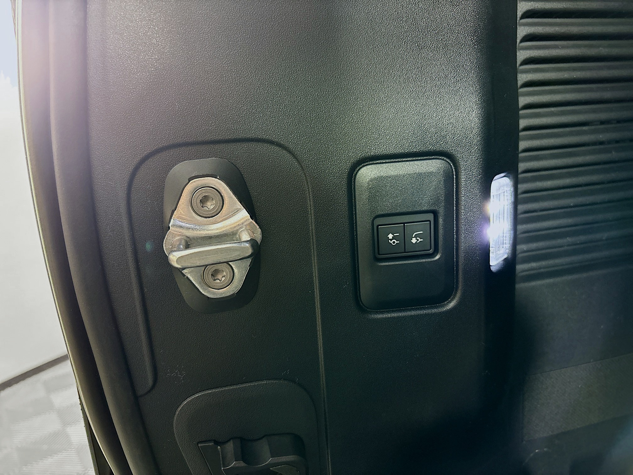 2025 Land Rover Defender 130 X-Dynamic SE photo 25