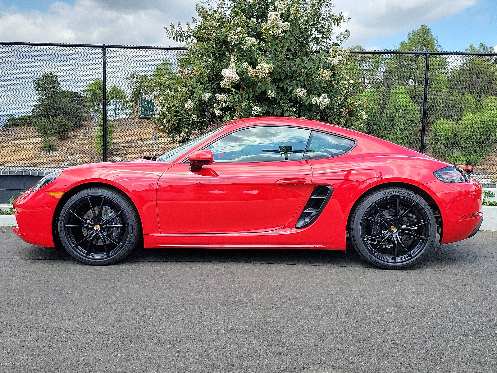 2025 Porsche Cayman photo 2