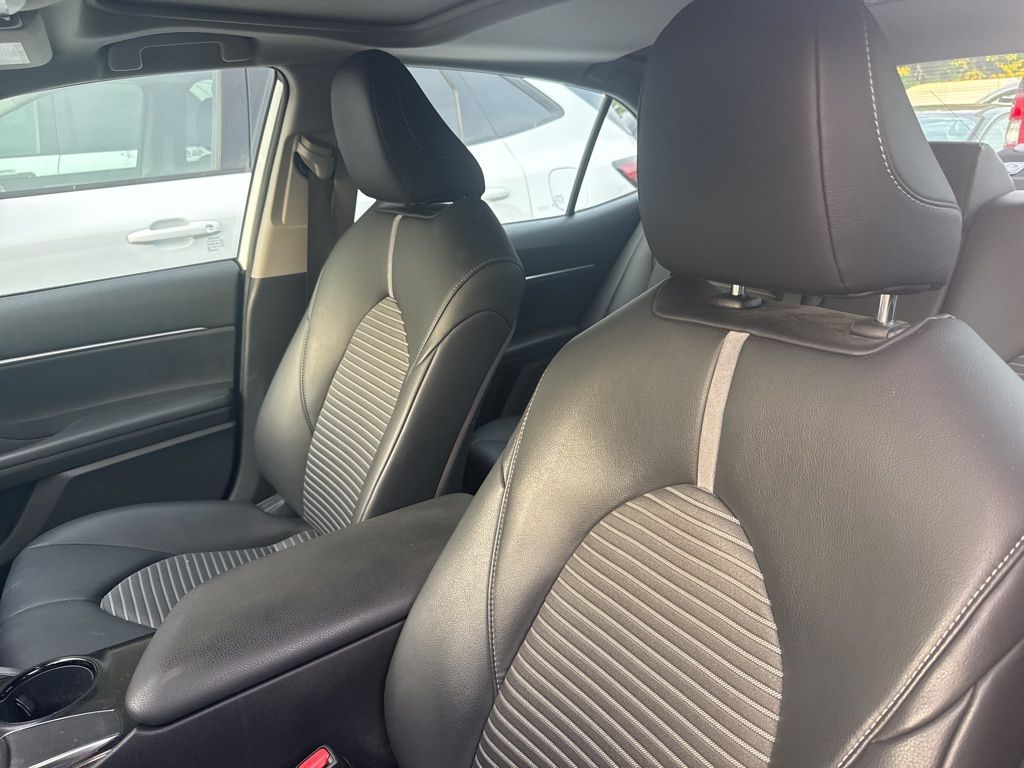 2019 Toyota Camry SE photo 6