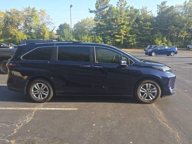 2024 Toyota Sienna XLE photo 9