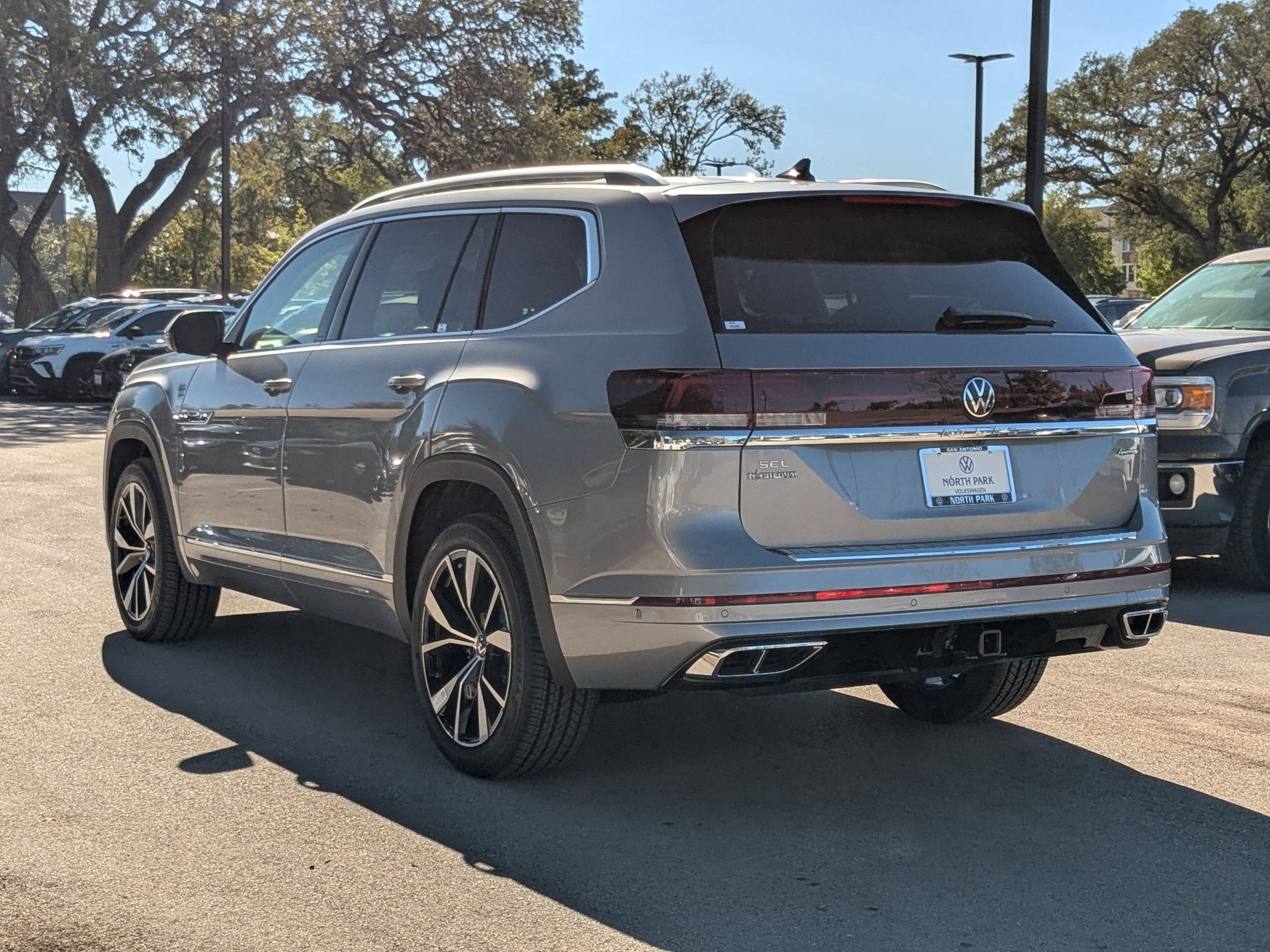 2026 Volkswagen Atlas SEL Premium R-Line photo 3