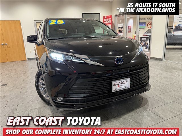 2025 Toyota Sienna XLE's photo