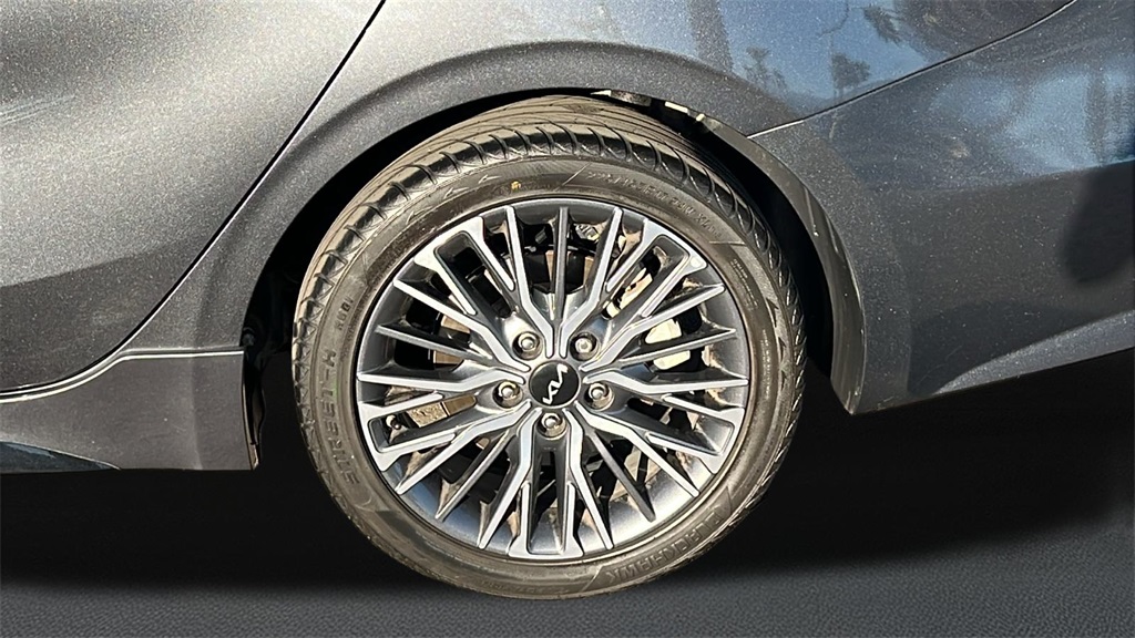 2022 Kia Forte GT-Line photo 4