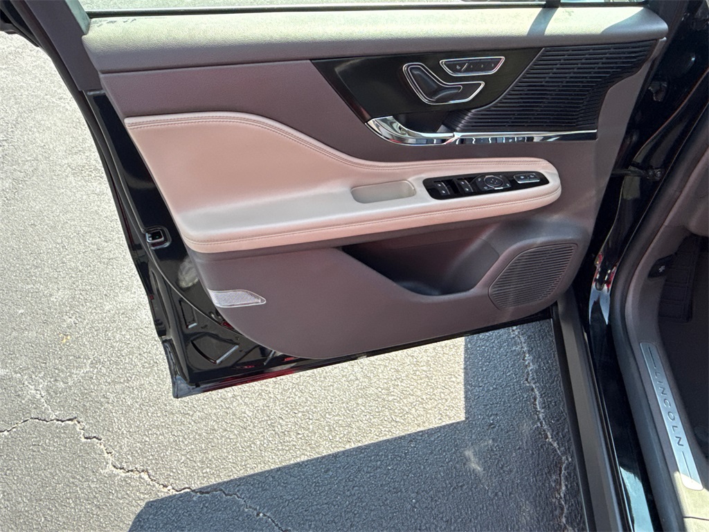 2022 Lincoln Corsair Standard photo 9