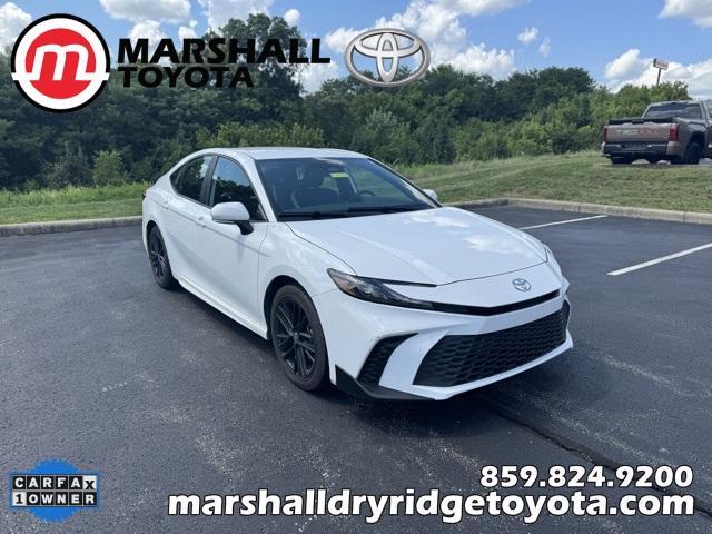 2025 Toyota Camry SE's photo