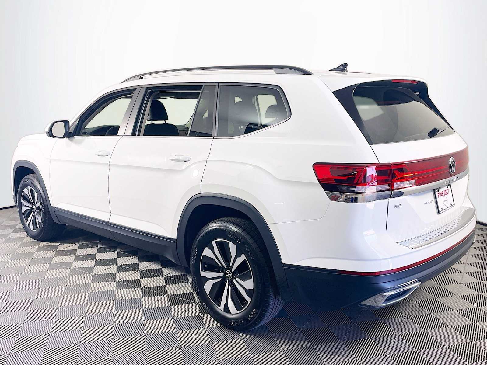 2024 Volkswagen Atlas SE photo 3