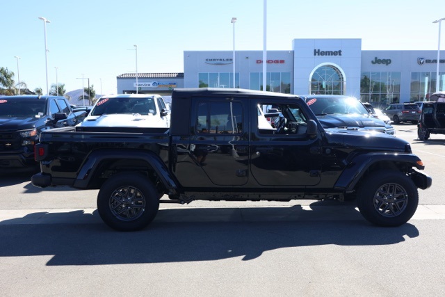 2025 Jeep Gladiator Sport S photo 3