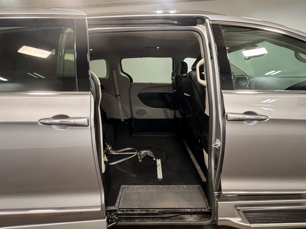 2018 Chrysler Pacifica Limited photo 16