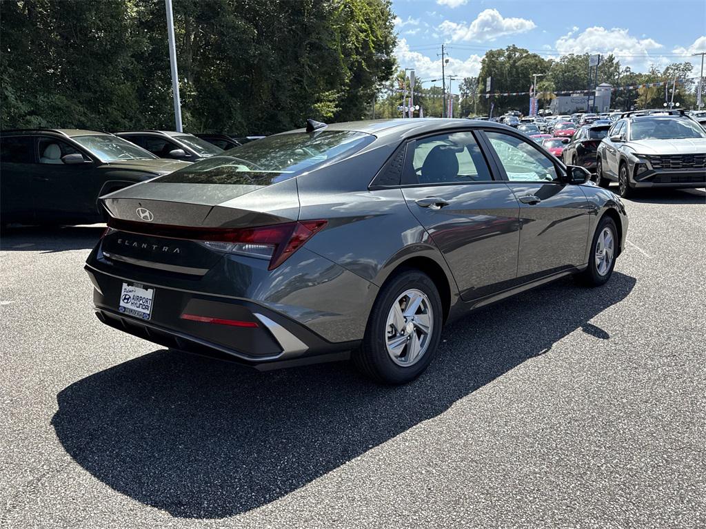 2025 Hyundai Elantra SE photo 2