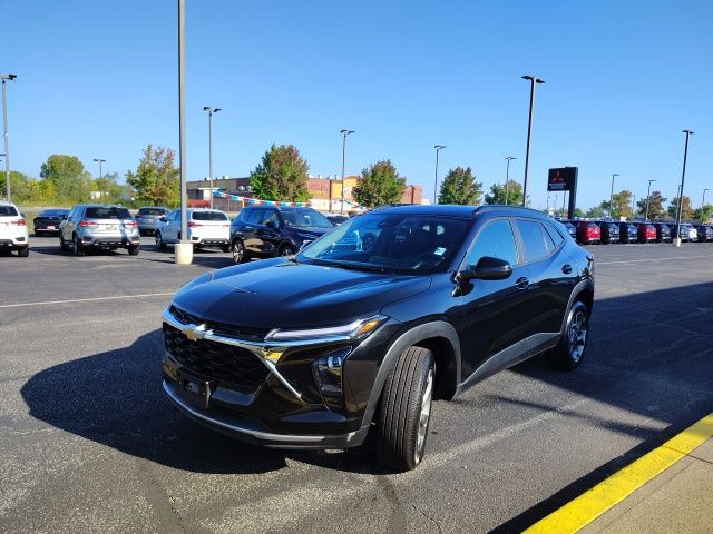 2025 Chevrolet Trax LT photo 2