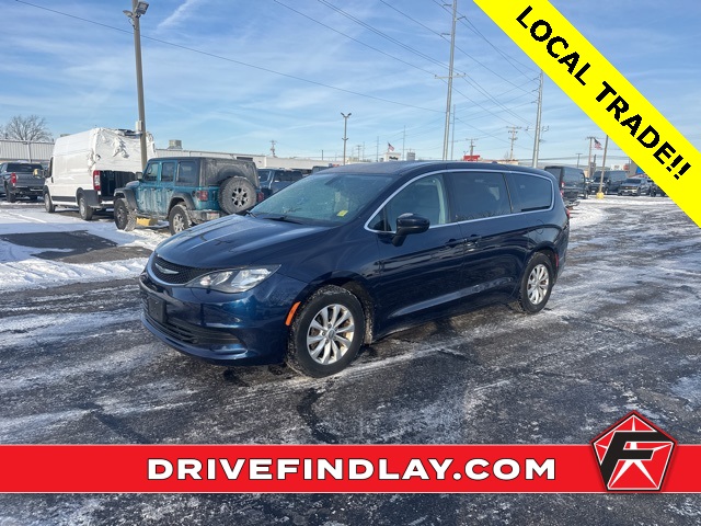 2017 Chrysler Pacifica Touring's photo