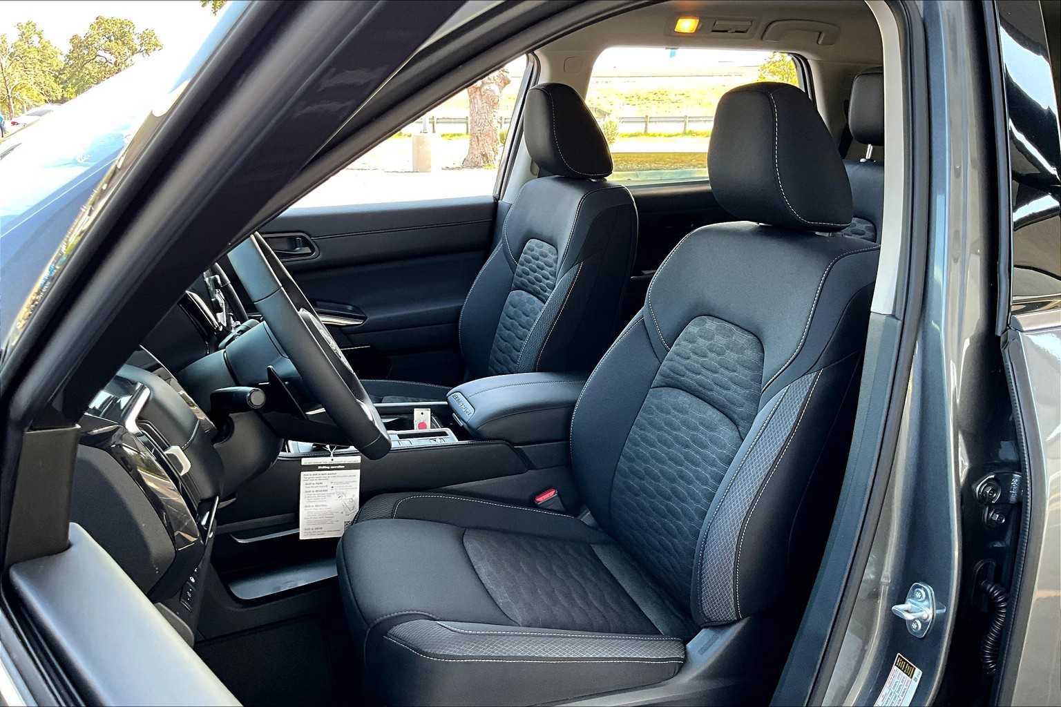 2025 Nissan Pathfinder SV photo 9