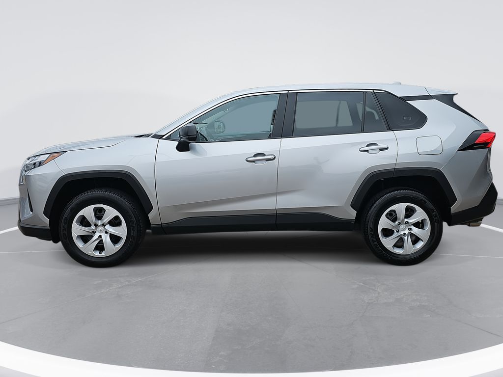 2024 Toyota RAV4 LE photo 3