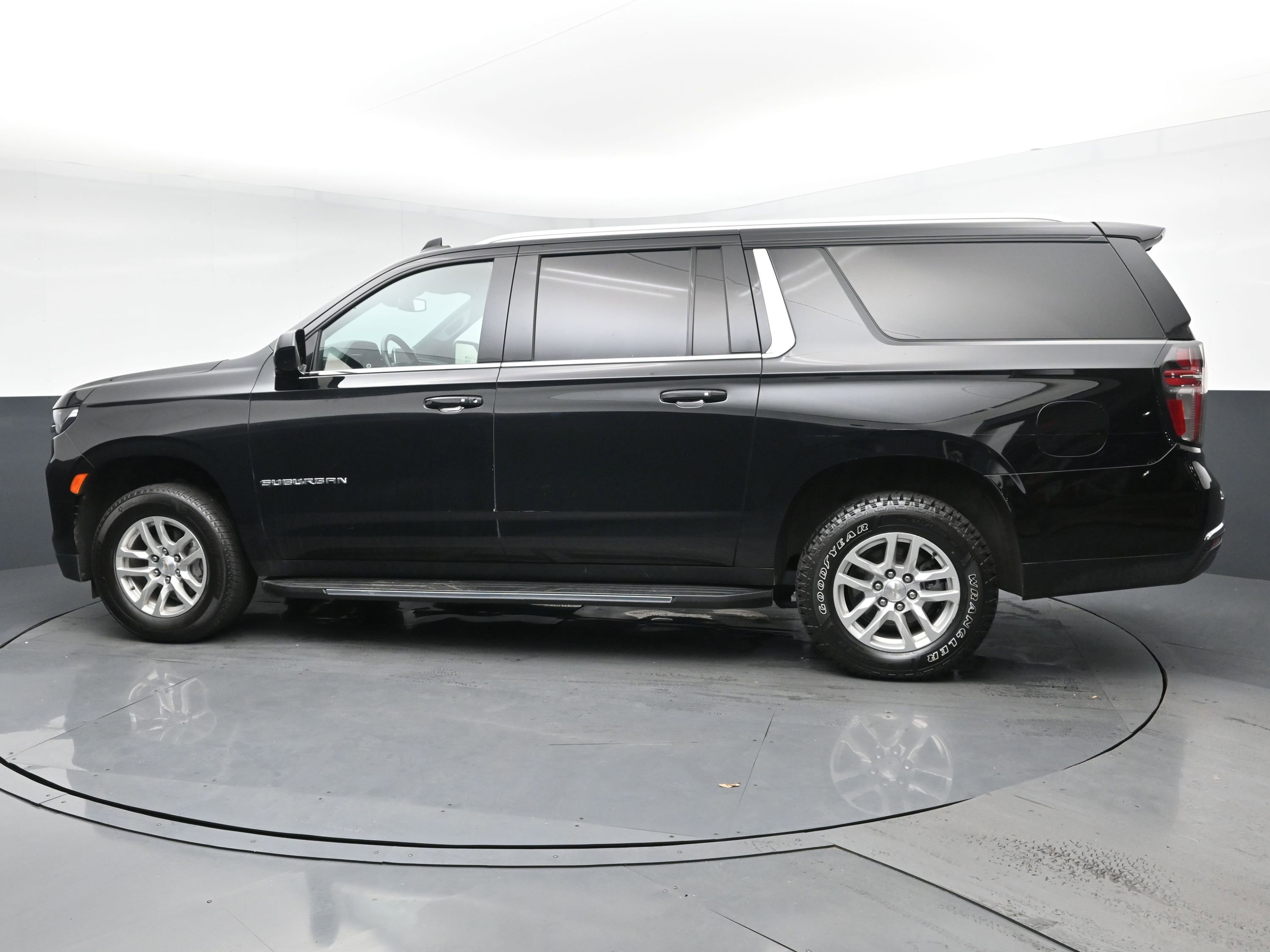 2024 Chevrolet Suburban LT photo 2