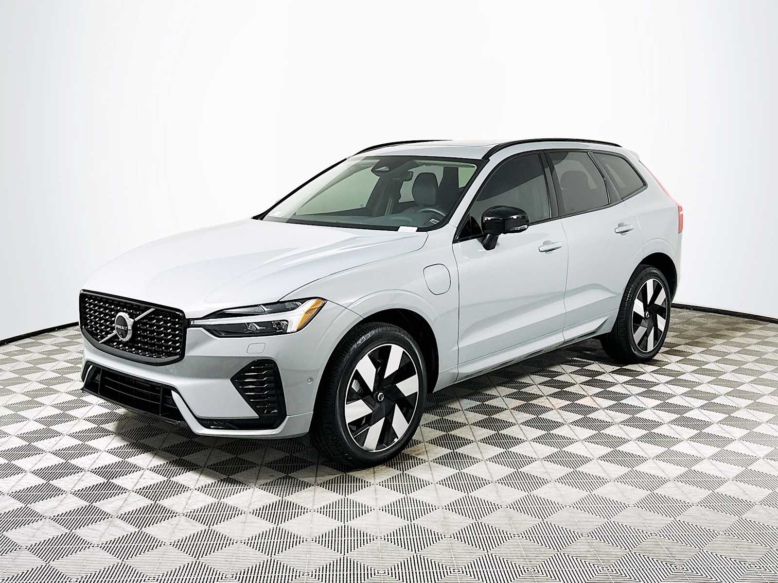 2025 Volvo XC60 T8 Plus photo 3