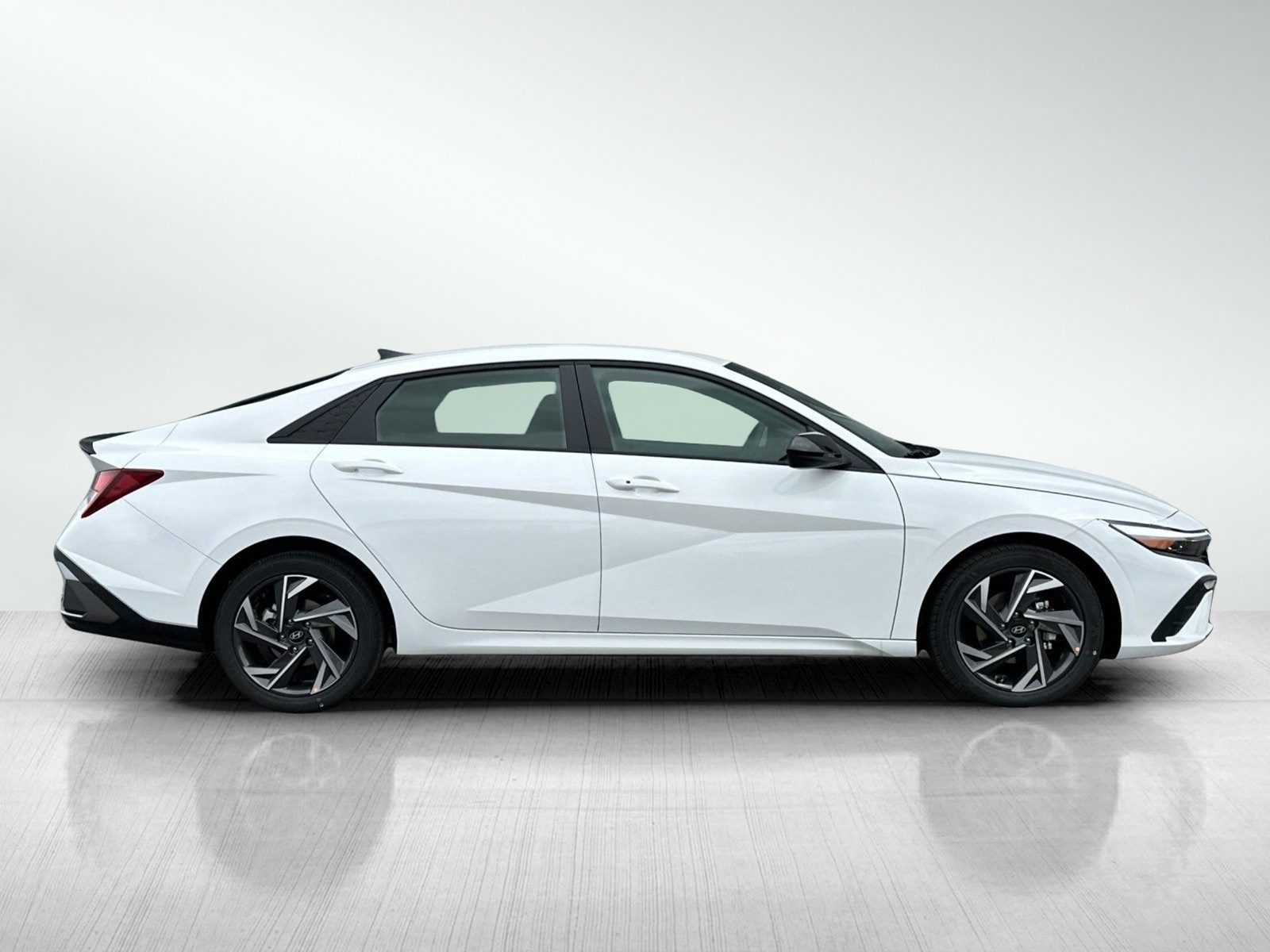 2025 Hyundai Elantra SEL Sport photo 2