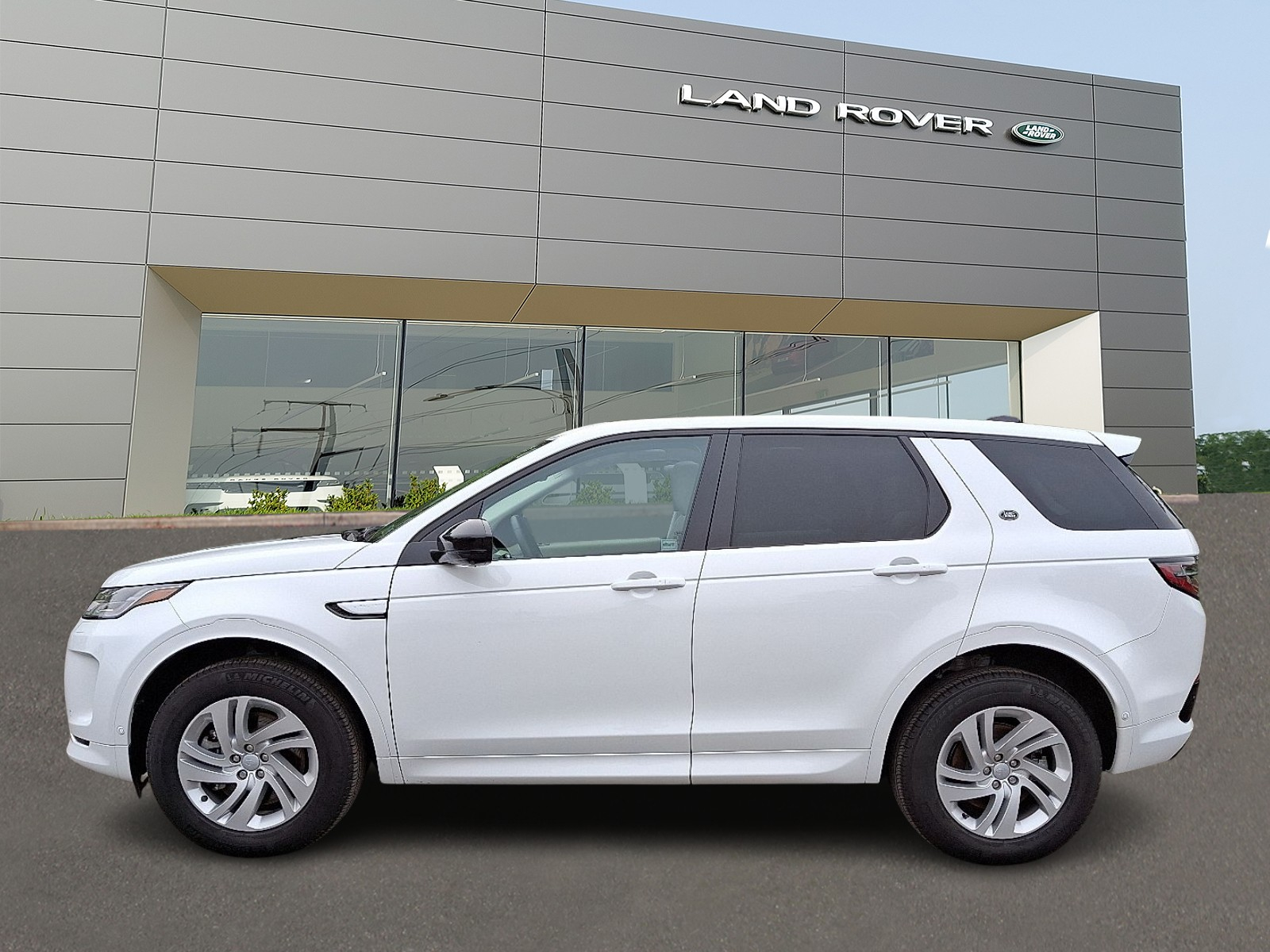 2024 Land Rover Discovery Sport S photo 3