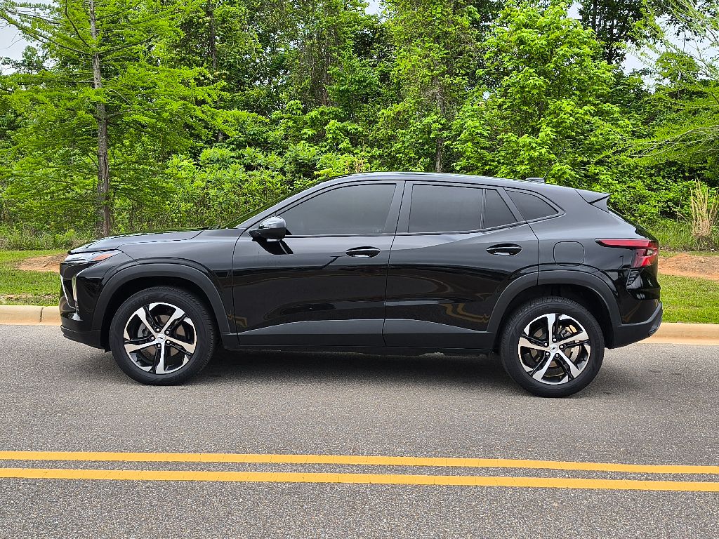 2024 Chevrolet Trax photo 2