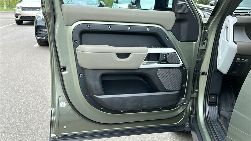 2023 Land Rover Defender 110 SE photo 7