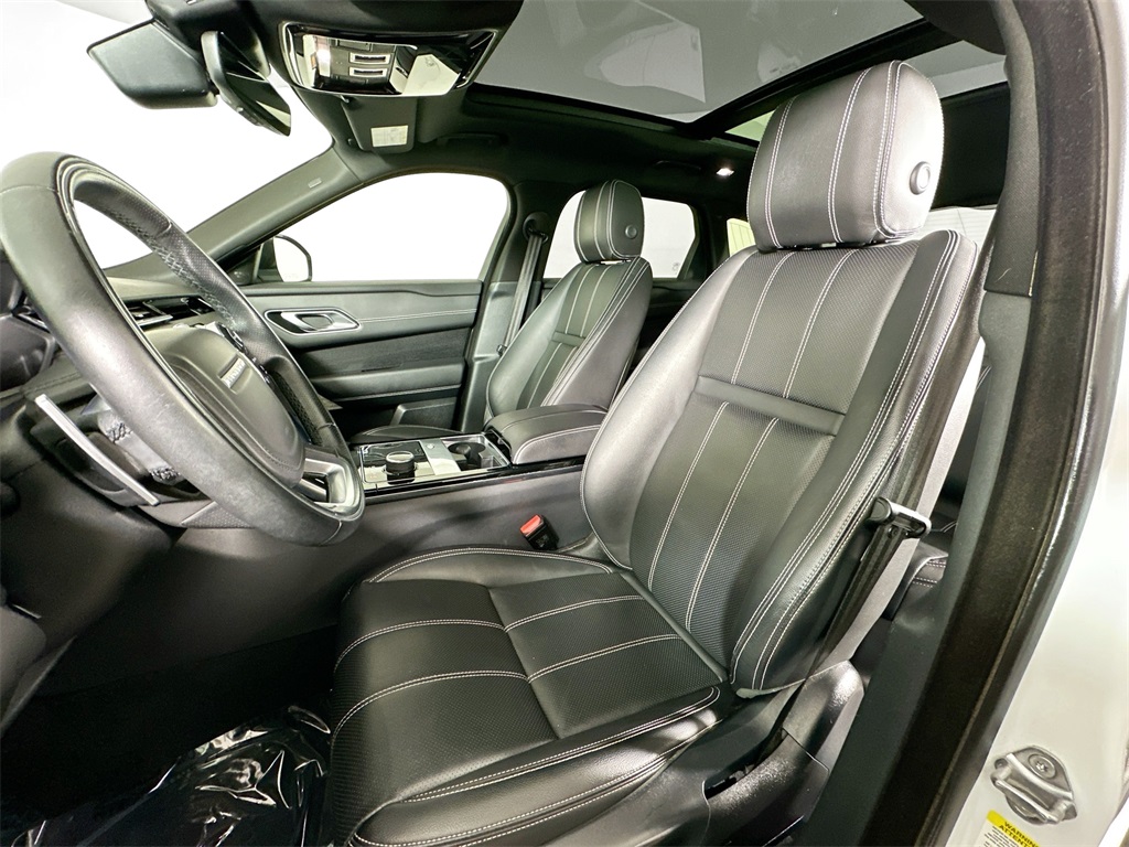 Used 2018 Fuji White Land Rover SE R-Dynamic image 11