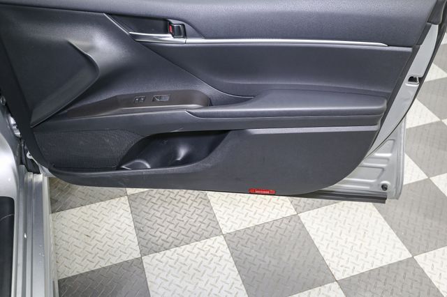 2022 Toyota Camry SE photo 18