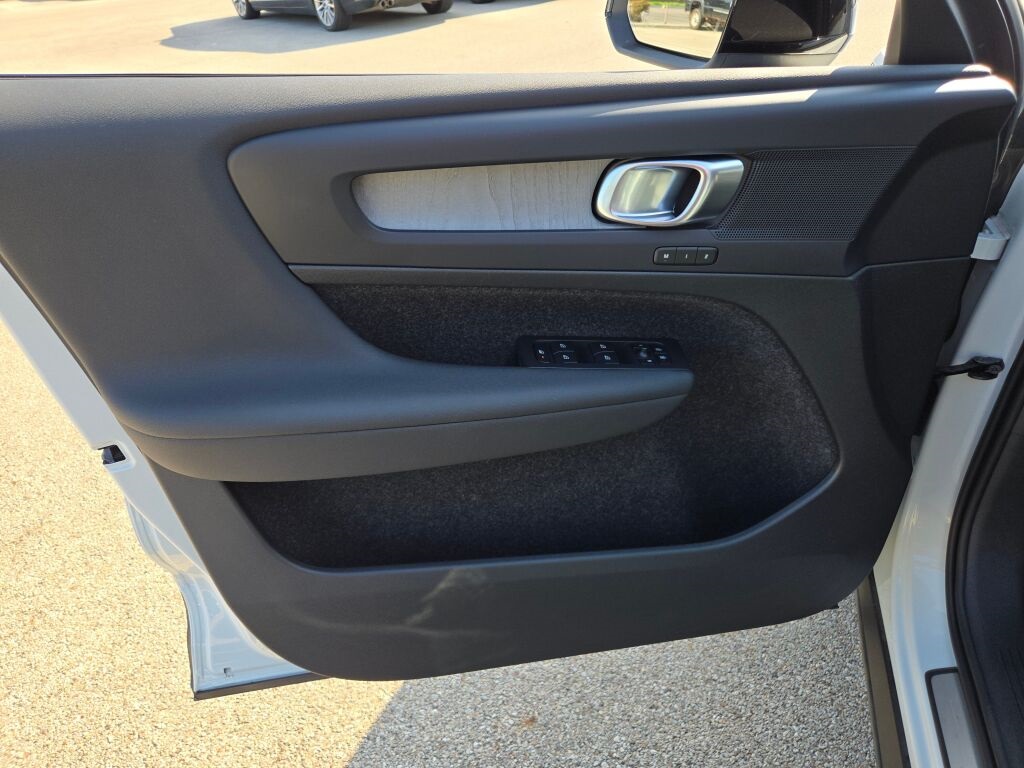 2024 Volvo XC40 Plus photo 20