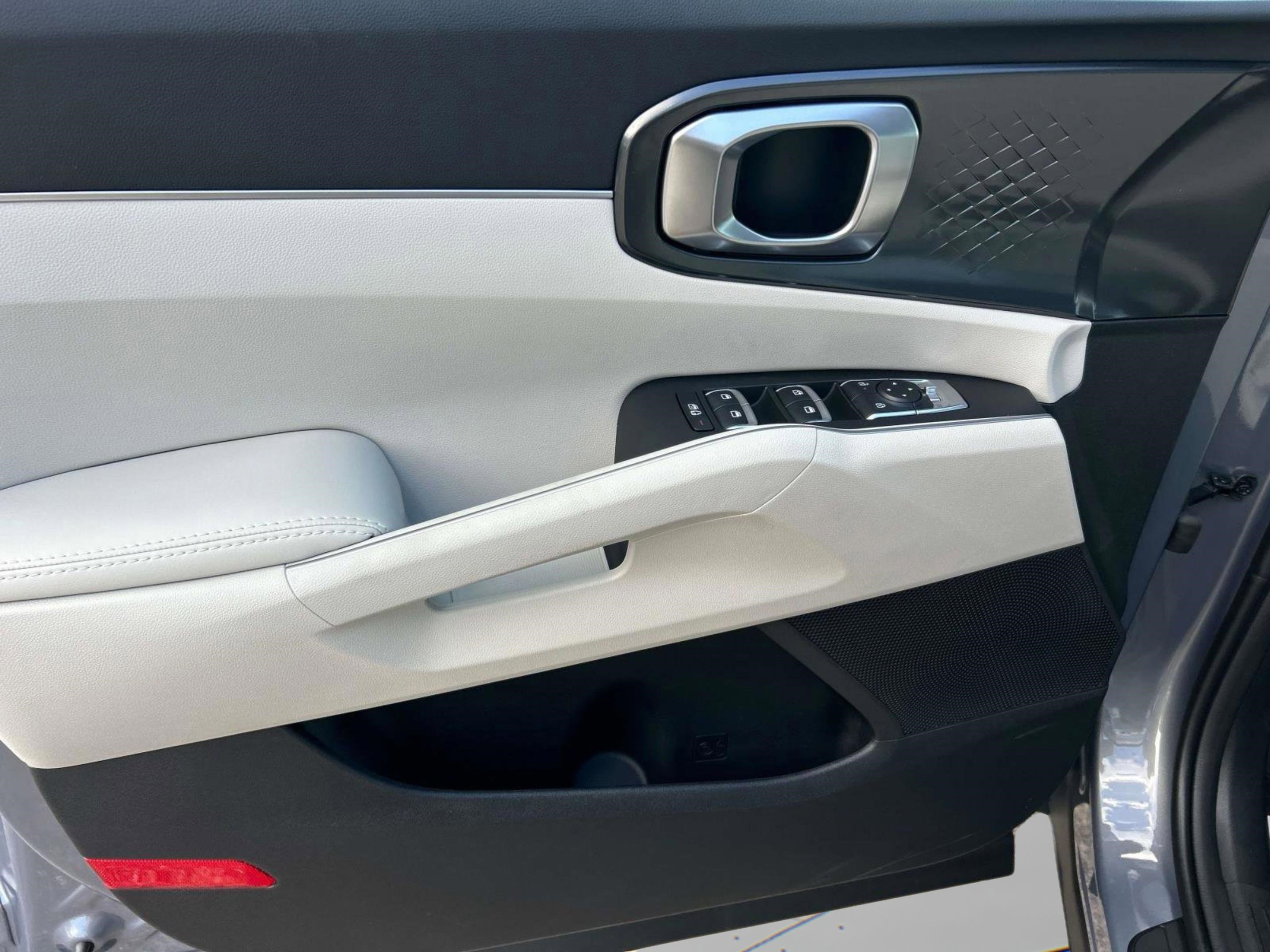 2025 Kia Sorento S photo 18