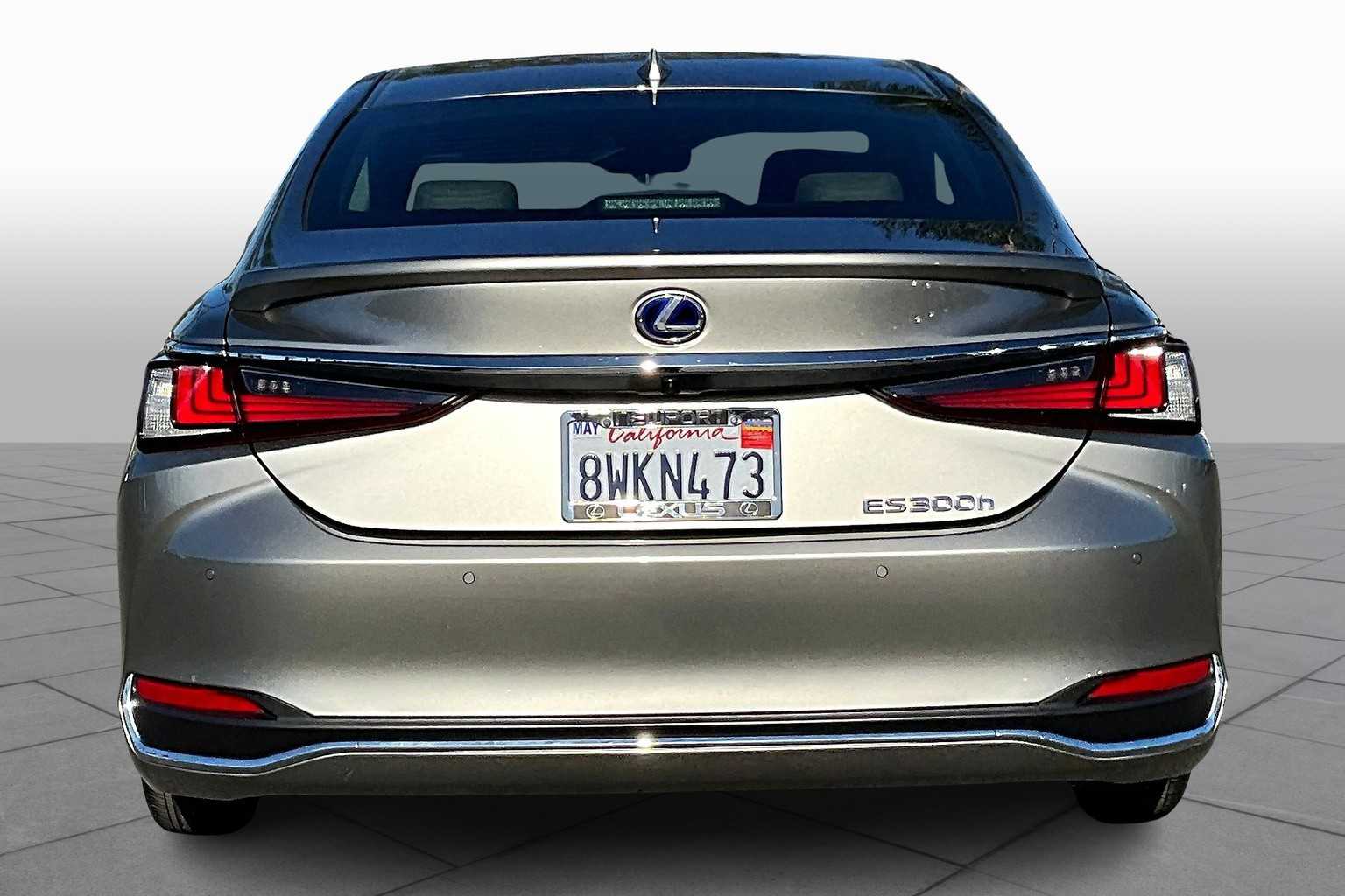 2021 Lexus ES 300h photo 4
