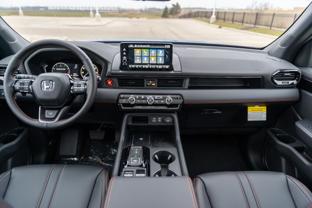 2025 Honda Pilot TrailSport photo 14