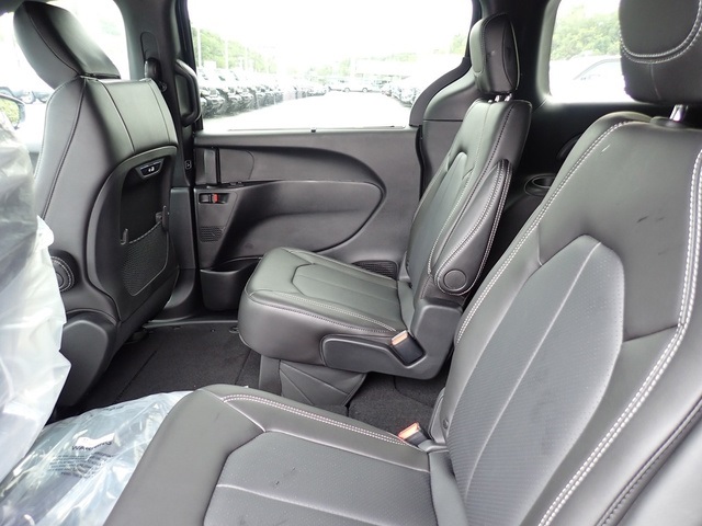 2026 Chrysler Pacifica photo 11