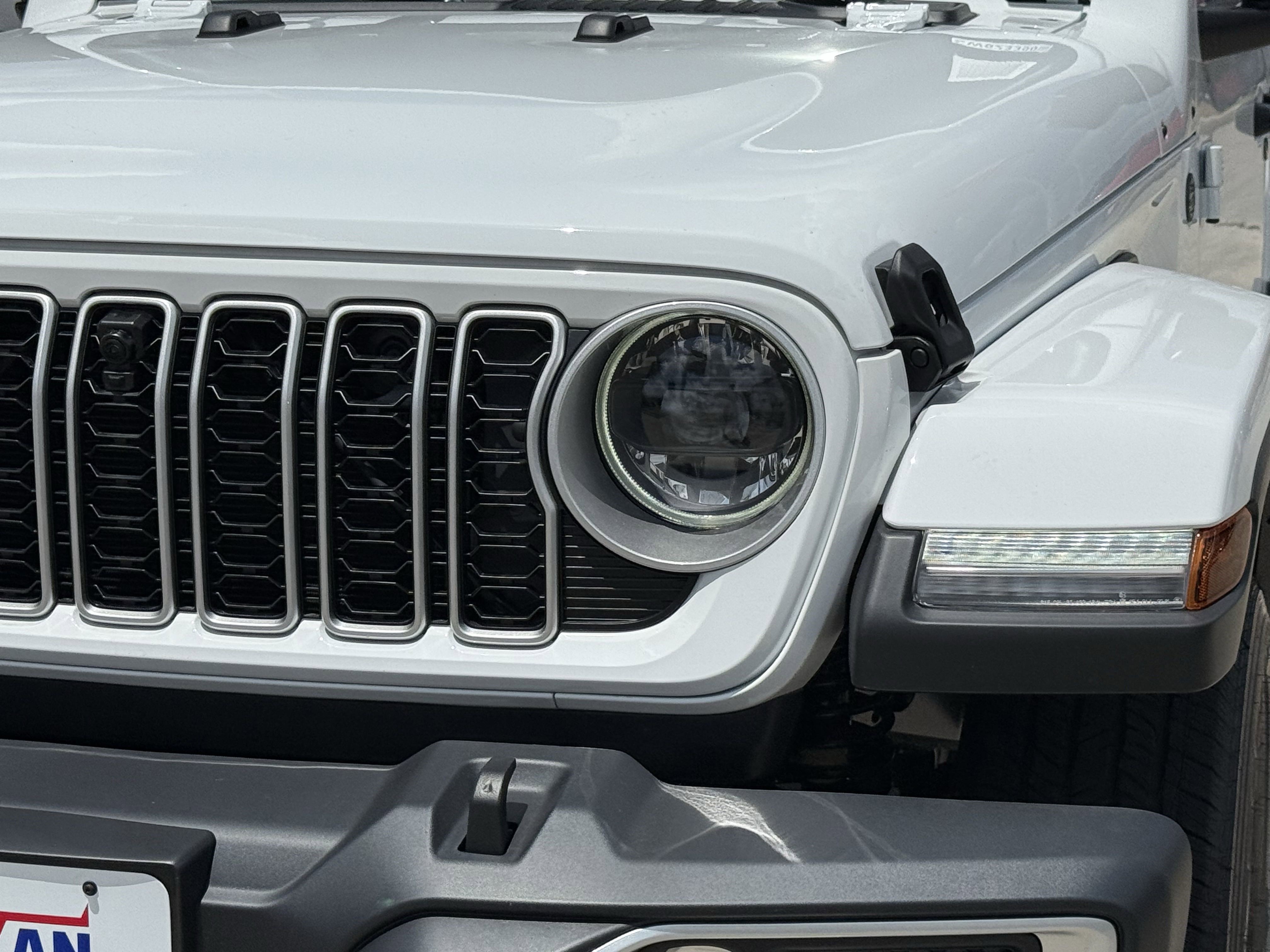 2025 Jeep Wrangler Sahara photo 3