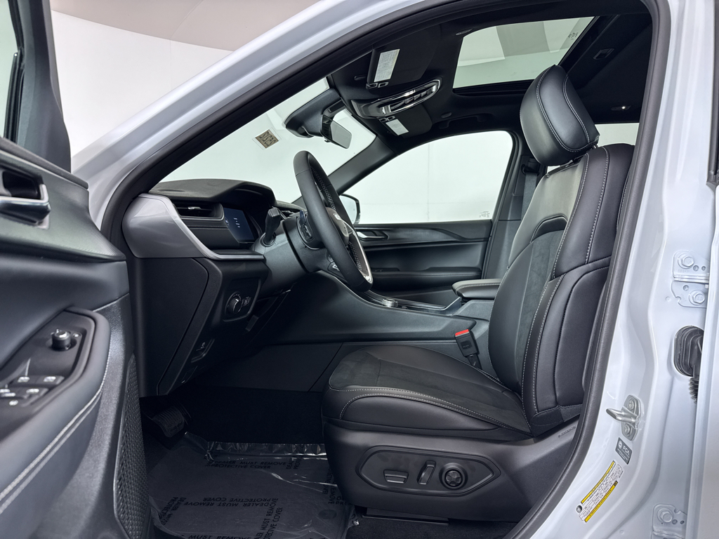 2025 Jeep Grand Cherokee Laredo Altitude photo 4