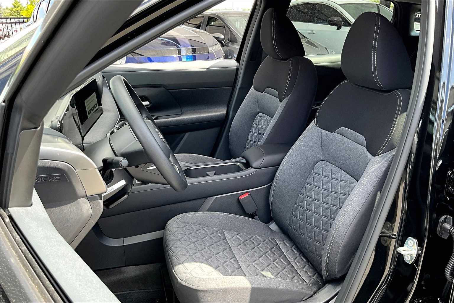 2025 Nissan Kicks SV photo 9