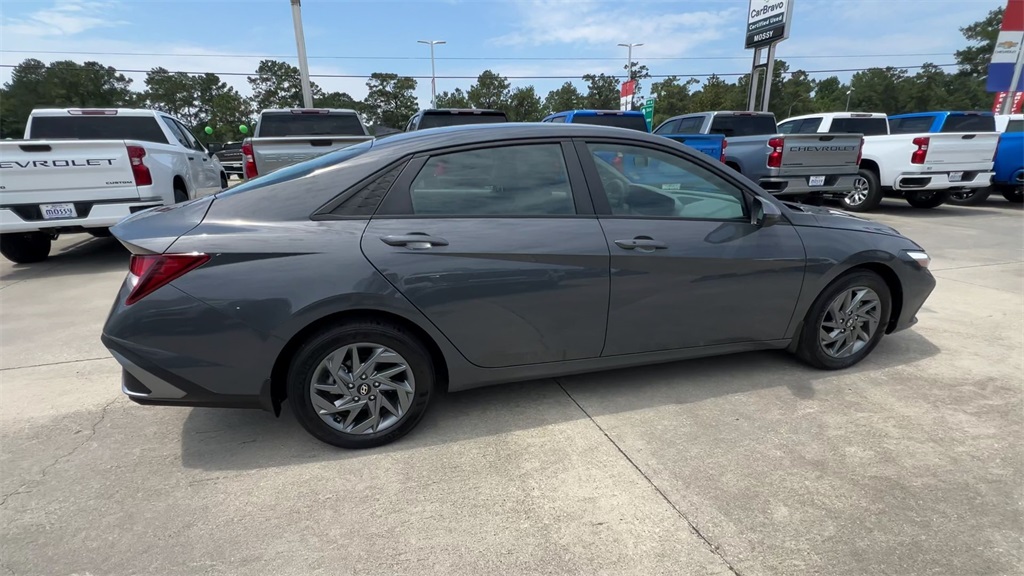 2024 Hyundai Elantra SEL photo 9